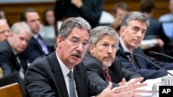 Dari kiri: Wakil Jaksa Agung James Cole, Konsul Jenderal Kantor Intelijen Nasional AS Robert S. Litt, Wakil Direktur NSA John C. Inglis, dalam dengar pendapat di Komisi Judikatif DPR AS di Capitol Hill, Rabu (17/7).