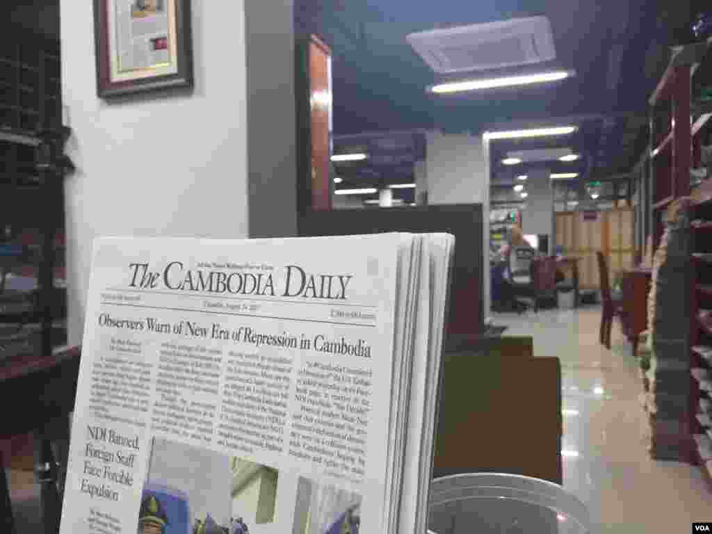 The last day of the Cambodia Daily Newspaper after 24 years in Cambodia, Phnom Penh, September 03, 2017. (Hean Socheata/VOA Khmer)