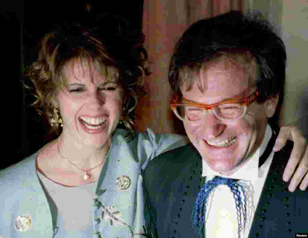Actress Pam Dawber (L) shares a laugh with actor Robin Williams as they pose for photographers before the annual American Museum of the Moving Image Tribute dinner, Feb. 23, 1995, in New York. 