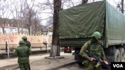 سربازان ناشناس در حال حفاظت از ساختمان های دولتی در سیمفروپل، پایتخت کریمه - دوم مارس