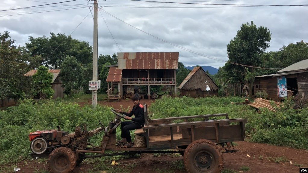 រូបភាពឯកសារ៖អ្នកបើក​គោយន្ដ​ដែល​ប្រើ​សម្រាប់​ដឹកជញ្ជូន​ទំនិញ​ ឈប់​គោយន្ត​នៅមុខ​ផ្ទះ​ជនជាតិ​ភាគតិច​ព្នង​ នៅក្នុង​ខេត្ត​មណ្ឌលគីរី​ នៅថ្ងៃ​ទី២៧​ ខែសីហា ឆ្នាំ២០១៧។ (ហ៊ាន សុជាតា/VOA)​