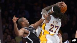 Pemain Los Angeles Lakers Jordan Hill (kanan) berhadapan dengan pemain Brooklyn Nets Jason Collins dalam sebuah pertandingan NBA di Los Angeles.