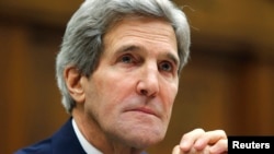 존 케리 미 국무장관이 10일 미국 워싱턴에서 열린 하원 외교위원회에서 이란 핵 협상에 대해 증언하고 있다. 