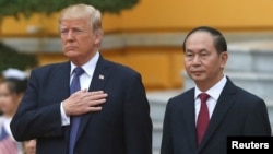 El presidente de Estados Unidos, Donald Trump, y el presidente de Vietnam, Tran Dai Quang, asisten a la ceremonia de bienvenida en el Palacio Presidencial en Hanoi, Vietnam, el 12 de noviembre de 2017.