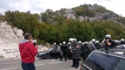 Policija na ulazu u Cetinje (Foto: VOA)