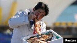 日本首相安倍晉三進食福島的海產