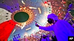 مردی با ماسک در حال سلفی گرفتن در «دبی اکسپو ۲۰۲۰» - آرشیو