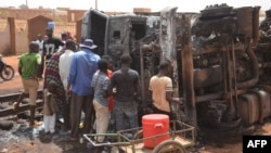 Le camion-citerne après son explosion à Niamey au Niger le 6 mai 2019.