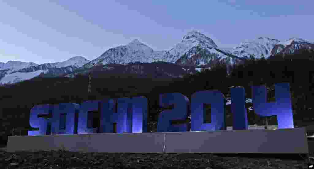 کوههای قفقاز در پشت تابلوی المپیک سوچی سربرافراشته اند - خوتور، روسیه، هفتم فوریه