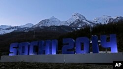 El Caucaso se alza tras el rótulo de Sochi, en Rosa Khutor, Rusia.