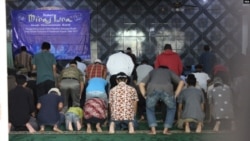 Penganut Ahmadiyah melaksanakan salat dzuhur berjamaah usai peringatan Isra Mi'raj di Bandung, Jawa Barat, Rabu, 3 April 2019 siang. (VOA/Rio Tuasikal)