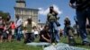 Personas se reúnen para rezar durante una vigilia luego de un tiroteo en Dayton, Ohio, el domingo 4 de agosto de 2019.