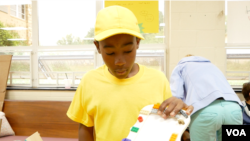 Derico (12 tahun) dapat modal dari orangtuanya untuk membuat bingkai berhias lego dan sushi dari permen yang dijual di Pameran Bisnis Anak-anak Gaithersburg. (Foto: VOA/Andy Masfar)