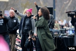 Alicia Keys makes a surprise appearance at the Women's March on Washington, D.C., Jan. 21, 2017 (B. Allen / VOA)