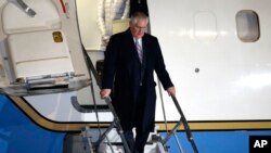 Sekretè Deta Rex Tillerson rive nan Ayewopò Entènasyonal Haneda nan Tokyo, kote li fè premye eskal li nan yon toune an Azi. (Foto: Mèkredi 15 Mas 2017). 