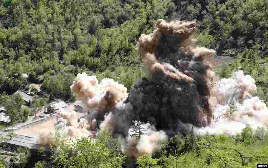 북한 풍계리 핵실험 폐기 행사를 해외 취재진에 공개한 가운데, 관리 지휘소시설 이폭파되면서 연기가 치솟고 있다.