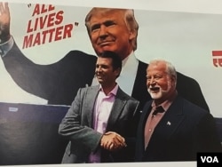 Businessman and Donald Trump supporter Bob Bolus of Scranton, Pennsylvania, shakes hands with Donald Trump Jr. during a campaign stop. (A. Pande/VOA)
