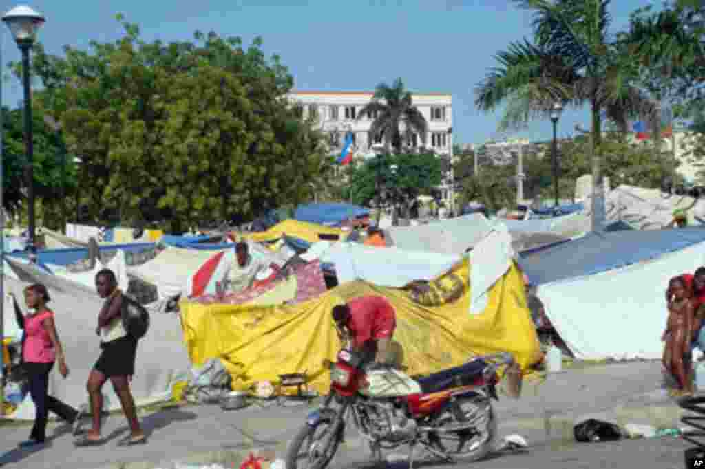 Downtown Port-au-Prince, in Haiti one week after after a massive 7.0-magnitude earthquake hit the country, VOA Photo - Margaret Besheer