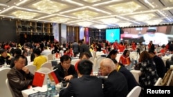 资料照片：2016年11月10日，当地商人和外国投资者在中国贵州省贵阳市举行的跨境投资和贸易展览会上进行谈判。（路透社照片）