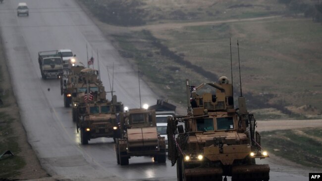 一支由美国军用车辆组成的车队出现在叙利亚北部城市曼比季。（2018年12月30日）