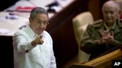 Presiden Kuba Raul Castro berbciara pada media dalam penutupan sidang legislatif di Havana (20/12). (AP/Ramon Espinosa)