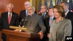 El primer ministro de la India, Narendra Modi (centro) habla con líderes del Congreso estadounidense.