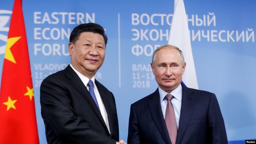 Tổng thống Nga Vladimir Putin bắt tay với Chủ tịch Trung Quốc Tập Cận Bình tại Diễn đàn Kinh tế Đông ở Vladivostok, Nga, ngày 11 tháng 9 năm 2018, cùng thời điểm diễn ra cuộc thao dượt quân sự Vostok-2018 (Đông-2018) của Nga có Trung Quốc tham gia, diễn ra gần biên giới Trung Quốc.
