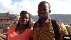 Massa Stevens et Yusif Koroma, survivants de la maladie d’Ebola, à Freetown, en Sierra Leone, Jan. 6, 2016. (Nina Devries / VOA)