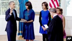 رئیس جمهور اوباما حین ادای سوگند