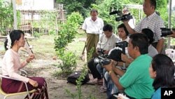 မြန်မာ့ဒီမိုကရေစီ ခေါင်းဆောင် ဒေါ်အောင်ဆန်းစုကြည် ပုဂံခရီးစဉ်နှင့် ပတ်သက်၍ သတင်းထောက်များအား ရှင်းလင်း ပြောကြားနေစဉ်။ ဇူလိုင် ၁၁၊ ၂၀၁၁။
