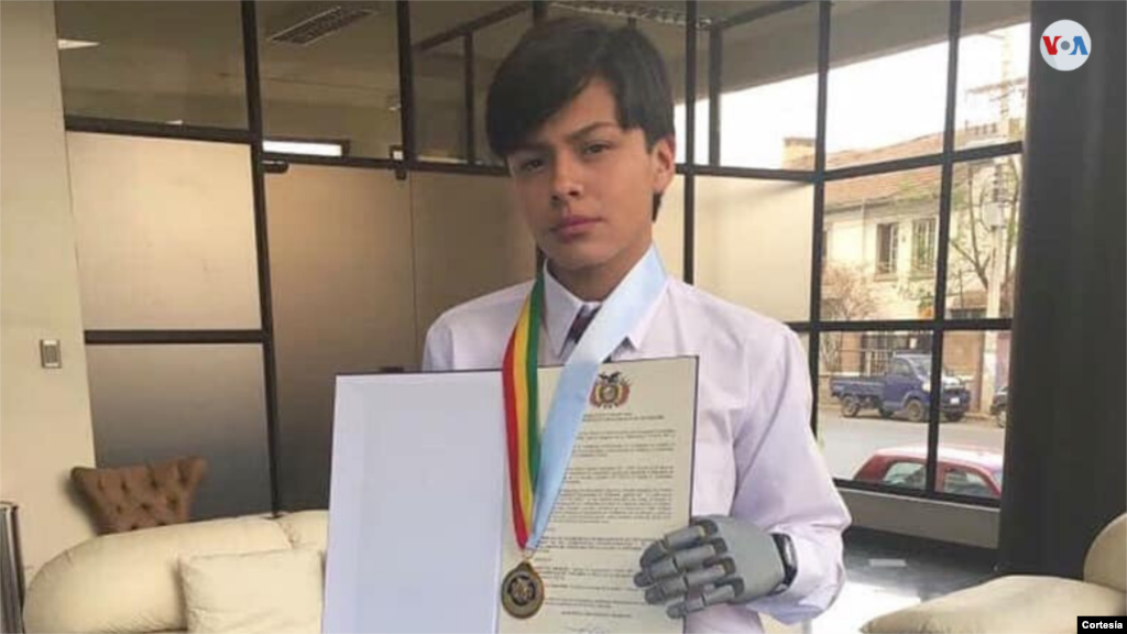 Su sueño es ser biomédico y tener una especialidad en mecatrónica, y desde muy joven ha comenzado a cultivarse con ese fin. En esta foto recibe un reconocimiento. 