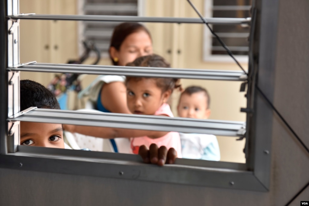 Algunas familias tardan hasta 12 horas en llegar desde Venezuela, donde la medicina es escasa o demasiado cara. (Foto: Diego Huertas)