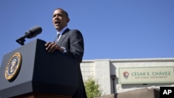 Presiden Obama memberikan pidato di Monumen Nasional Cesar Chavez di La Paz, negara bagian California hari Senin (8/10). 