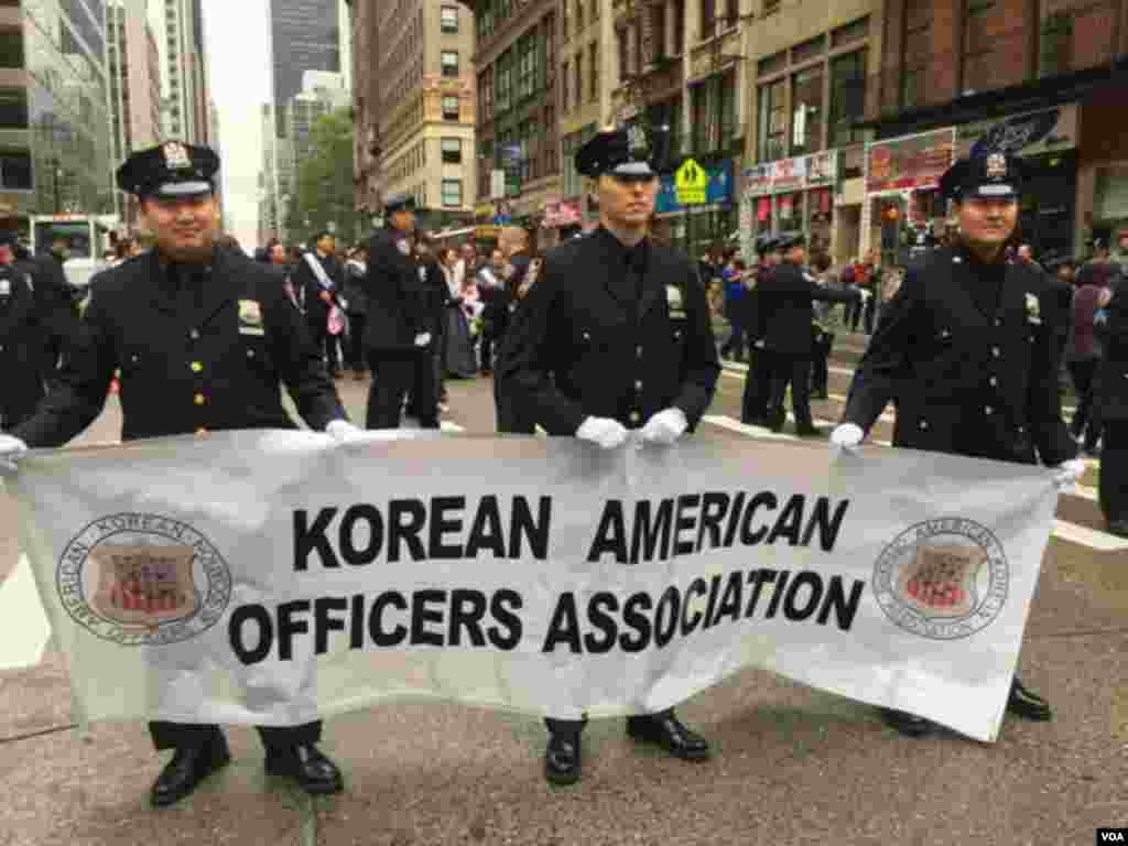پریڈ میں شامل کوریائی امریکن اہل کاروں کی تنظیم کے اہل کار