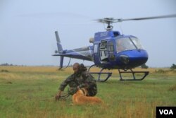 Kenyan police reservists demonstrate Rapid Response Team actions at Ol Pejeta conservancy in Laikipia Plateau, Kenya, April 28, 2016. (J. Craig/VOA)