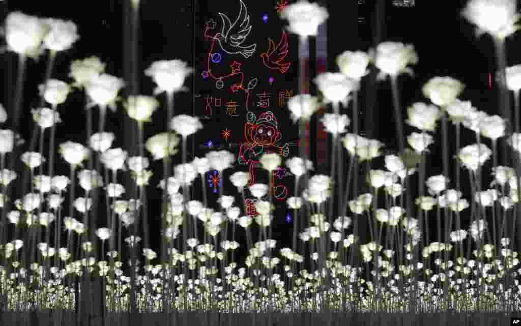 Lampu-lampu berbentuk bunga menghiasi &ldquo;Light Rose Garden,&rdquo; di Hong Kong.