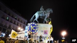 Warga Spanyol di ibukota Madrid memrotes kebijakan pemerintah menangani perekonomian dan tingginya angka pengangguran di sana.