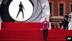 Daniel Craig poses for photographers upon arrival for the World premiere of the film 'No Time To Die', in London Tuesday, Sept. 28, 2021. (AP Photo/Matt Dunham)