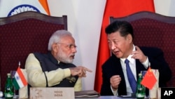 លោក​នាយក​រដ្ឋ​មន្ត្រី​ឥណ្ឌា Narendra Modi (រូប​ឆ្វេង) ពិភាក្សា​ជាមួយ​នឹង​លោក​ប្រធានាធិបតី​ចិន Xi Jinping ក្នុង​កិច្ចប្រជុំ BRICS ក្នុង​ក្រុង Goa ប្រទេស​ឥណ្ឌា កាលពី​ថ្ងៃទី១៦ ខែតុលា ឆ្នាំ២០១៦។