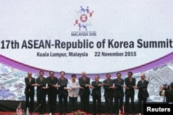 South Korea's President Park Geun-hye (C) poses for a photo with ASEAN leaders during the 17th ASEAN-Republic of Korea Summit at the 27th Association of Southeast Asian Nations (ASEAN) summit in Kuala Lumpur, Malaysia, Nov. 22, 2015.