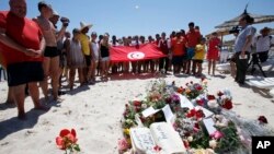 Hoa được đặt tại hiện trường vụ xả súng hàng loạt làm 38 người đã thiệt mạng tại một khu nghỉ mát bên bờ biển ở Sousse, Tunisia.