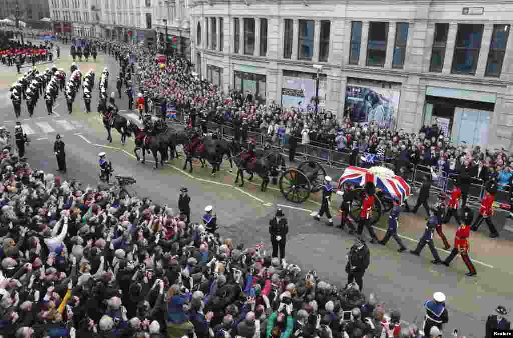 Đ&aacute;m đ&ocirc;ng tụ tập theo d&otilde;i đ&aacute;m tang cựu Thủ tướng Anh Margaret Thatcher, khi linh cữu của b&agrave; được ngựa k&eacute;o dọc theo Ludgate Hill để l&agrave;m lễ tại Nh&agrave; thờ Th&aacute;nh Phao-l&ocirc;, tại London, ng&agrave;y 17 th&aacute;ng 4, 2013. 