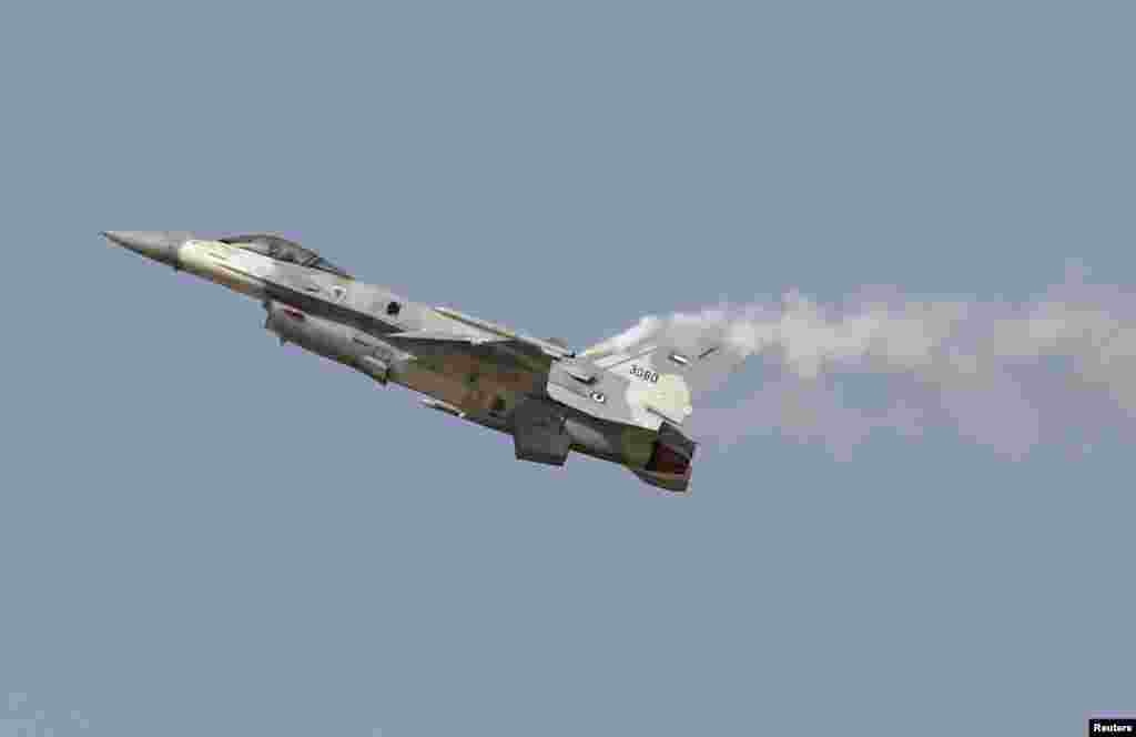 یک فروند جت F16 در حال نمایشات هوایی در جریان نمایشگاه هوانوردی دوبی