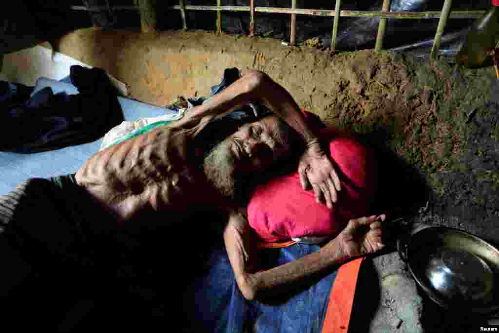 Yaşlı bir Arakan Müslümanı Cox Bazaar&#39;daki mülteci kampında dinleniyor.