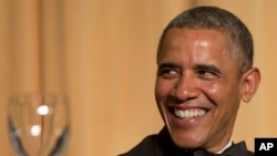 Presiden Barack Obama tertawa ketika aktor Joel McHale berbicara dalam jamuan makan malam tahunan Asosiasi Koresponden Gedung Putih yang ke-100 di Washington Hilton Hotel, 3 Mei 2014, di Washington. 