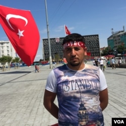 Osman Kerimoglu, 24, demonstrated in support of Turkish President Recep Tayyip Erdogan at Istanbul’s Taksim Square, July 18, 2016. (L. Ramirez/VOA)