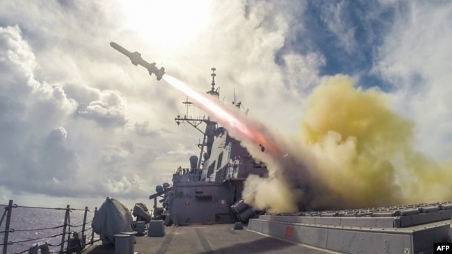 美国海军导弹驱逐舰菲茨杰拉德号在关岛附近举行的实弹演习中发射鱼叉式导弹。（2015年8月12日）