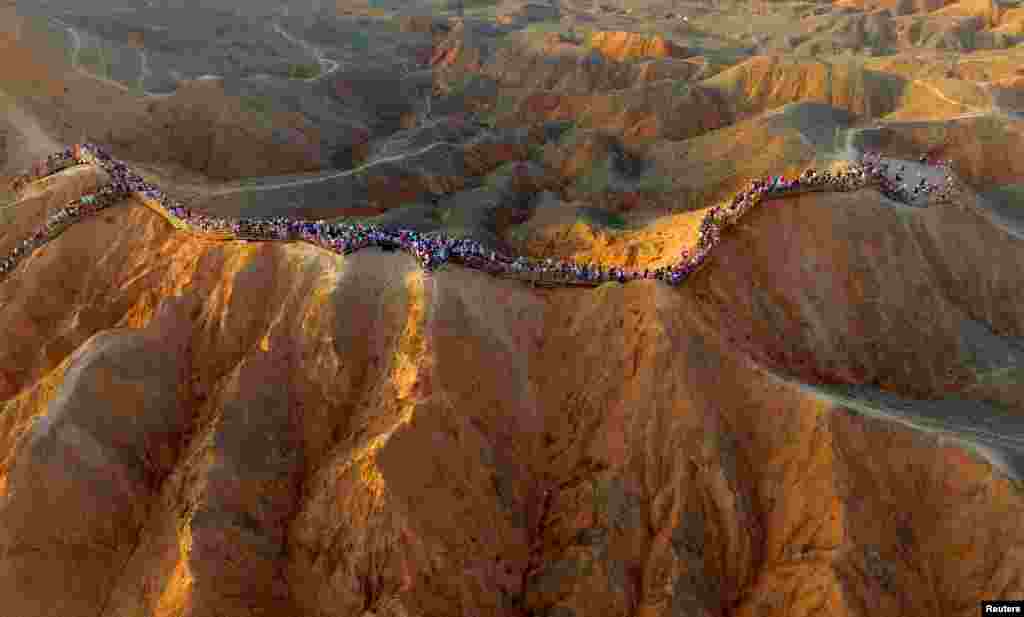 Para turis mengunjungi bentang alam Danxia di kawasan pegunungan di Zhangye, Gansu, China.