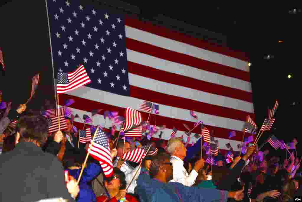 Miles de partidarios a la espera del discurso de victoria del presidente Barack Obama en el centro de convenciones de Chicago. [Foto: Ram&oacute;n Taylor]