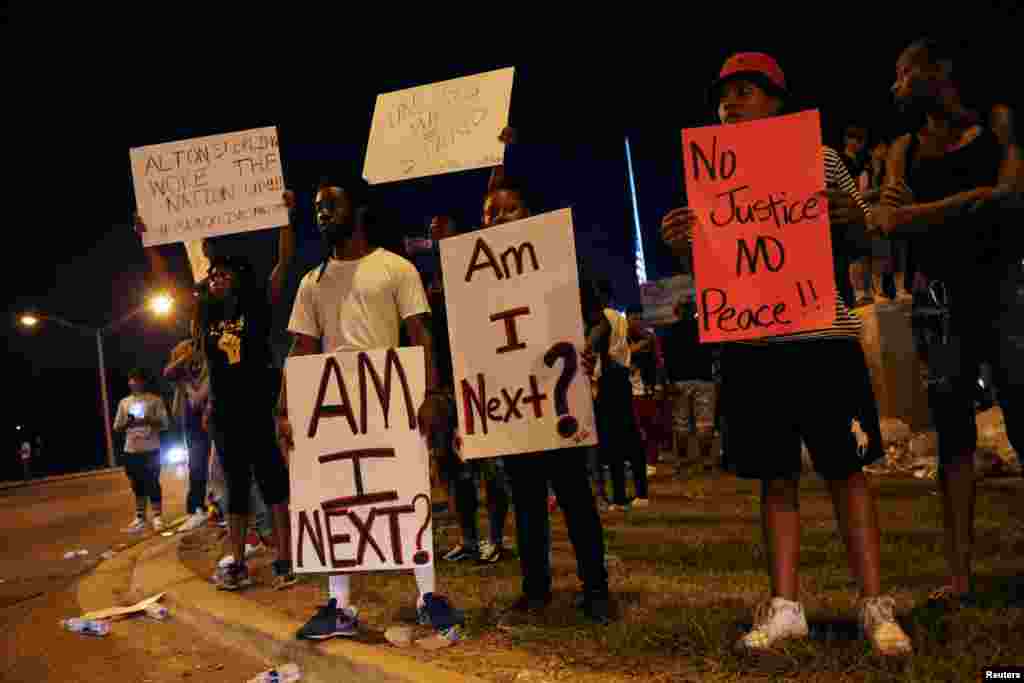 Demonstrators protest the shooting death of Alton Sterling near the headquarters of the Baton Rouge Police Department in Baton Rouge, Louisiana, July 10, 2016.